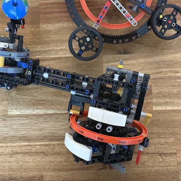 INCOMPLETE LEGO TECHNIC: Planet Earth and Moon in Orbit (42179) READ!! - Picture 3 of 16